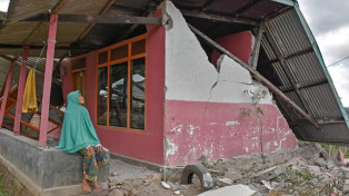 Indonesia earthquake: 14 dead on tourist island of Lombok